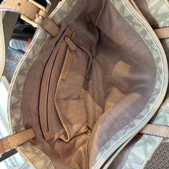 Michael Kors original shoulder bag. Good condition.3 compartments color beige. - Picture 4 of 5